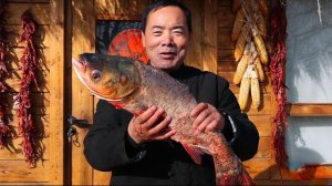 Огромная рыбья голова, покрытая измельченным перцем чили. Пикантное и ароматное блюдо