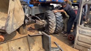 Ремонт сломанной оси экскавотора. Экскаватор сломал привод и погнул ось.