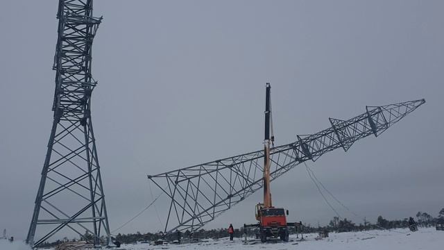 Подъем высоковольтной опоры. Автокран 25т (Полный процесс)
