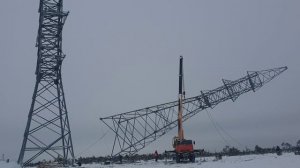 Подъем высоковольтной опоры. Автокран 25т (Полный процесс)