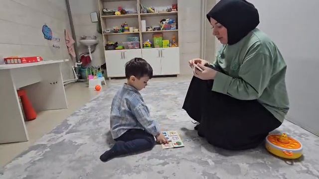 Идентичные на произношение, не даёт педагогу сделать паузу для эхо реакции сразу хватает карточку