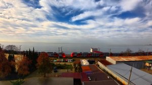 МЕДЛЕННО ПЛЫВУТ ОБЛАКА... ВИД ИЗ ОКНА. ЧЁРНОЕ МОРЕ В НОЯБРЕ 2025. АДЛЕР. ТАЙМЛАПС.