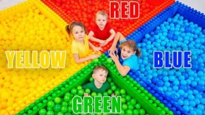 Разноцветные пластиковые шарики в бассейне с пятью детьми