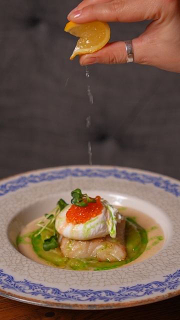 Судак с яйцом пашот в русских гастропабах 