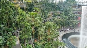 Сингапур, Аэропорт Чанги T1 фонтан с пятого уровня. Декабрь 2025