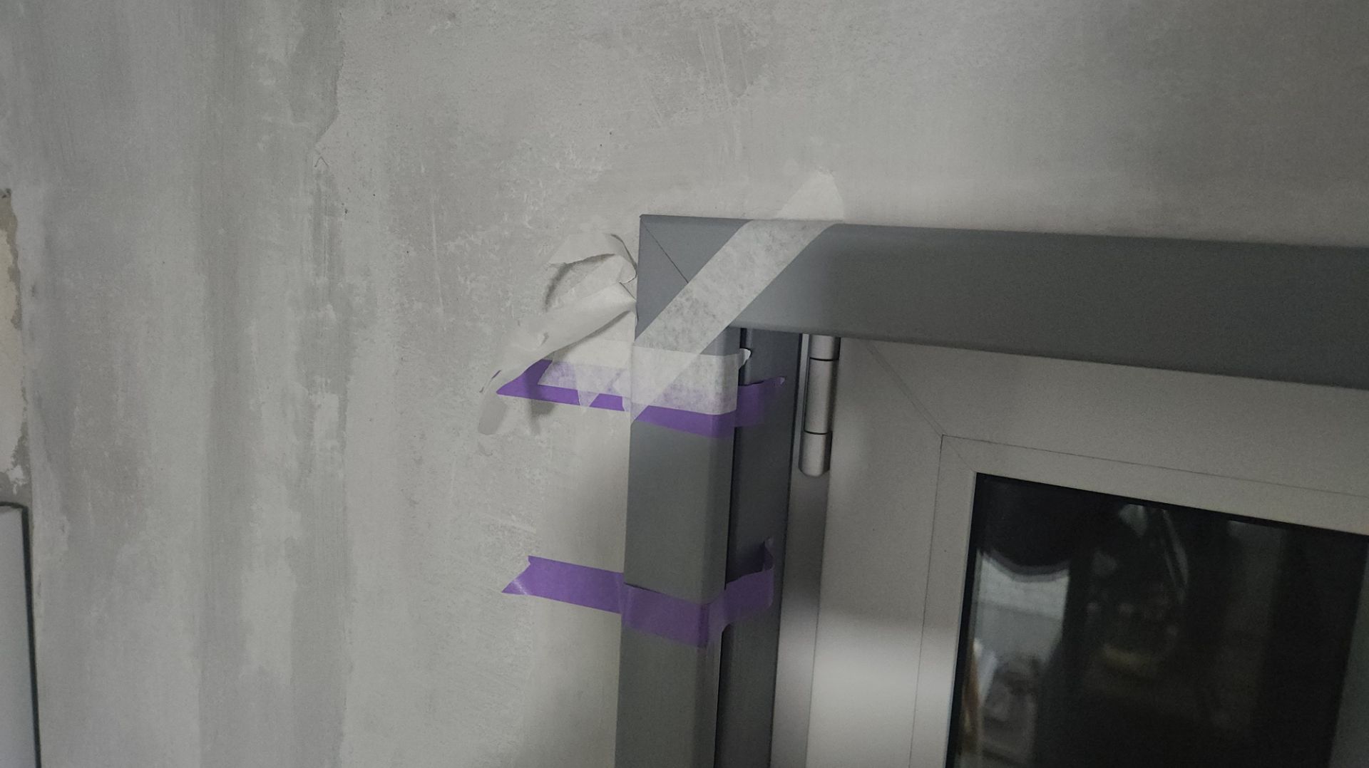 Монтаж клей-цементом уголков деревянных откосов 🪵 🪟 🚪