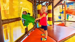 Мама потеряла Аню в лабиринте! 😱 Приключение в Whee Zone — огромные горки и веселье!