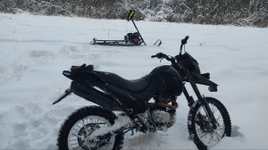 Мотоцикл и снегокат по глубокому снегу вдоль ЛЭПки
