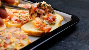 Выложил САЛАТ на кусочки ХЛЕБА и запек! Остался очень доволен результатом.Вкусные горячие бутерброды