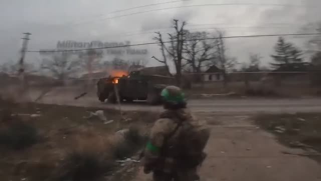 Щирые штурмовики-затейники возвращаются обратно по улицам Константиновки смотреть онлайн