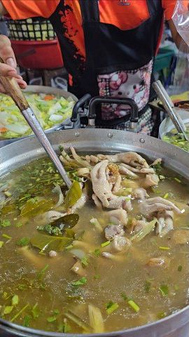 Супер-суп из куриных лапок, 40 бат за пакетик.  тайская уличная еда