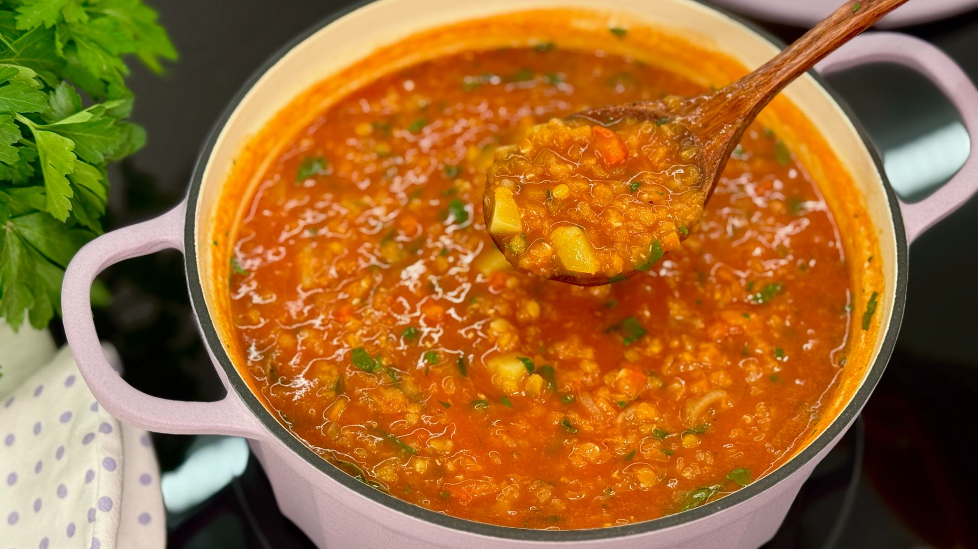 Даже постный суп может быть вкусным. Готовлю такой и не в постные дни. Чечевично-томатный суп смотреть онлайн