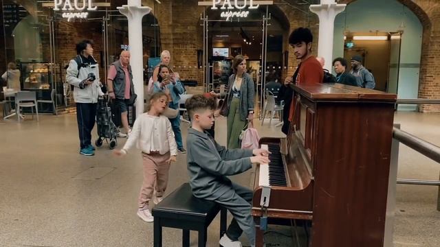 Мальчик Zach (Зак) просто здорово сыграл на общественном пианино😱, зрители в восторге. смотреть онлайн