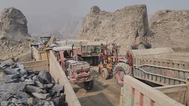 Транспортировка булыжников из карьера. Пакистан