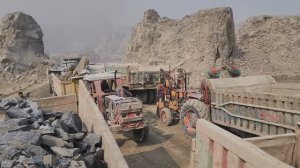 Транспортировка булыжников из карьера. Пакистан