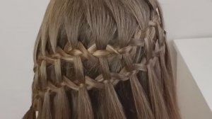 Простая причёска на распущенные длинные волосы