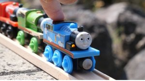 Строим мир паровозиков для детей. Используем:железную дорогу, и разную технику. #дети #видеодлядетей