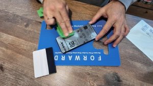 Клею гидрогелевую плёнку на телефон