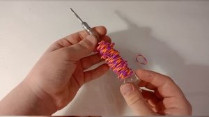 Делаем пушок на ручку из резиночек на крючке