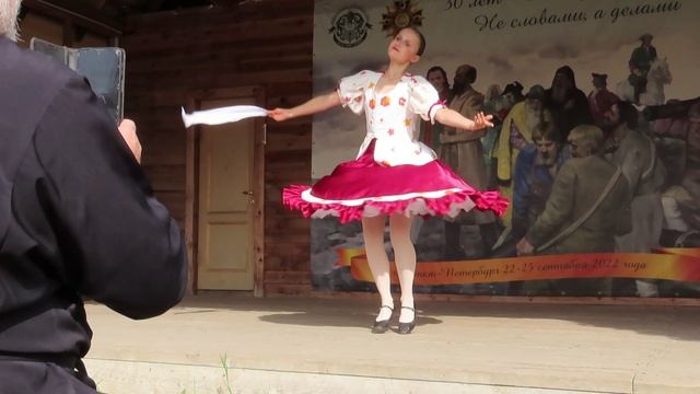 33. У Храма св.благоверного князя А.Невского/Представление 17 Танец Варенька