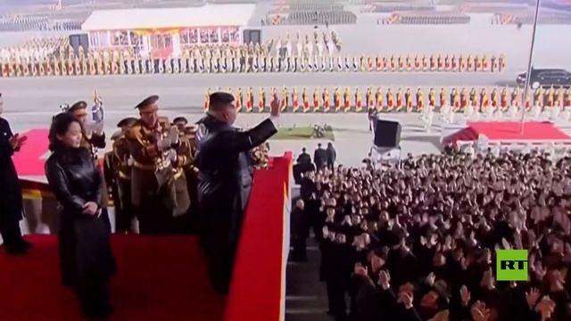كيم وابنته يحضران عرضا عسكريا مبهرا في ختام مؤتمر حزب العمال الكوري смотреть онлайн