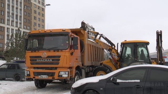 Припаркованные машины мешают уборке снега во дворах смотреть онлайн