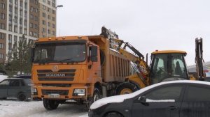 Припаркованные машины мешают уборке снега во дворах