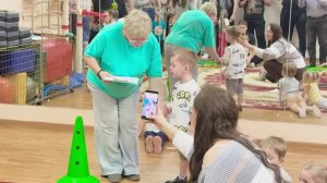 Праздник пап в детском саду у самых маленьких. Утренник в детском садике. День папы в детском саду.