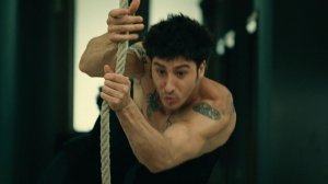 Лейто убегает от бандитов