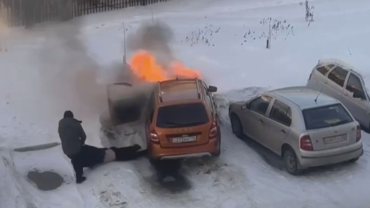 В Башкирии прохожий спас мужчину из горящей машины смотреть онлайн