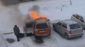 В Башкирии прохожий спас мужчину из горящей машины