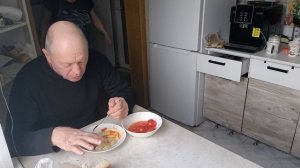 Петя обедает, всё понравилось.