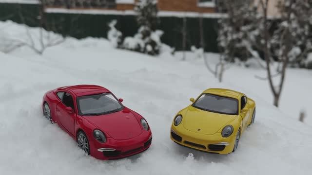 Сравнение моделей Porsche 911 Carrera s седьмого поколения от welly смотреть онлайн