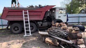 Наводим порядок на даче. Выкорчевываем малину. Разбиваем бетонный бордюр. Вывезли 2 КАМАЗА мусора.