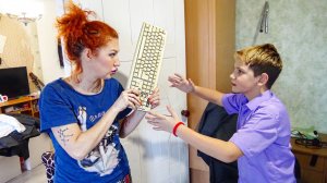 МАМА ГРИФЕРА РАЗБИВАЕТ СЫНУ КЛАВИАТУРУ В РЕАЛЬНОЙ ЖИЗНИ ИЗ-ЗА МАЙНКРАФТ!