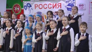 Пели легко и звонко, будто маленькие жаворонки