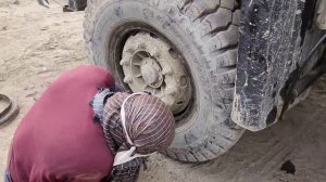 Ремонт колеса карьерного самосвала. Пакистан