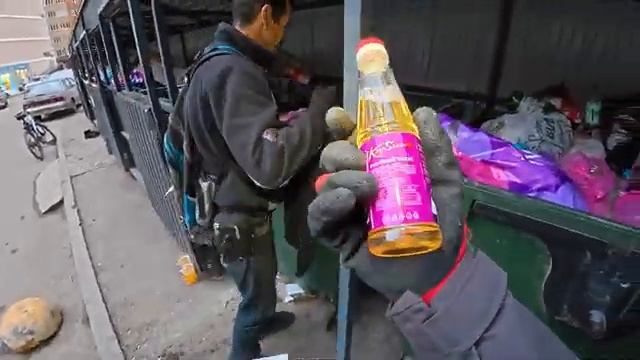 КАК Я ЗАРАБАТЫВАЮ ЛАЗАЯ ПО МУСОРКАМ смотреть онлайн