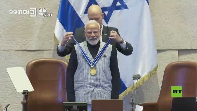 رئيس الكنيست الإسرائيلي يمنح رئيس وزراء الهند وساما "غير موجود" смотреть онлайн