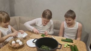 Готовим окрошку.