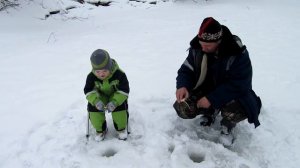 Первая зимняя рыбалка сына / Неожиданный улов