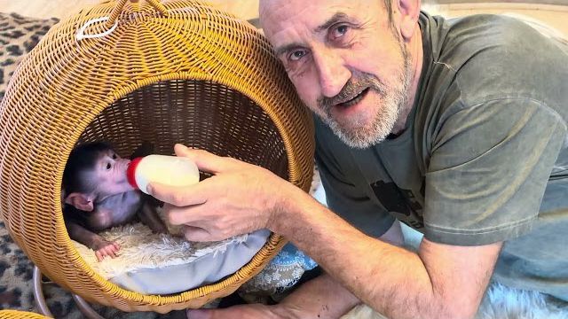 Это НАДО ВИДЕТЬ! Николь показывает мне что памперс ей нужно поменять❤️ смотреть онлайн