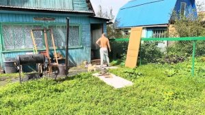 Устанавливаем входную дверь в доме на даче.