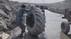 Ремонт трактора в луже. Пакистан