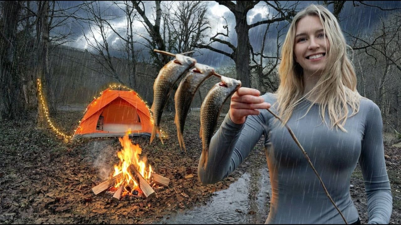 💦Рыбалка в одиночку под дождём и кемпинг у реки ｜ Приключения в грязи ｜ ASMR ｜ Без разговоров🎣