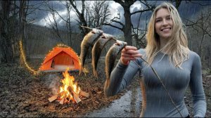 💦Рыбалка в одиночку под дождём и кемпинг у реки ｜ Приключения в грязи ｜ ASMR ｜ Без разговоров🎣