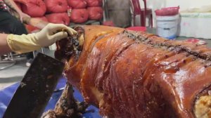 🔥Целый жареный поросенок, хрустящий и сочный – нарезанный прямо на месте!