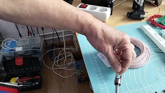 Как легко почистить негорючую изоляцию тонких проводов.mp4