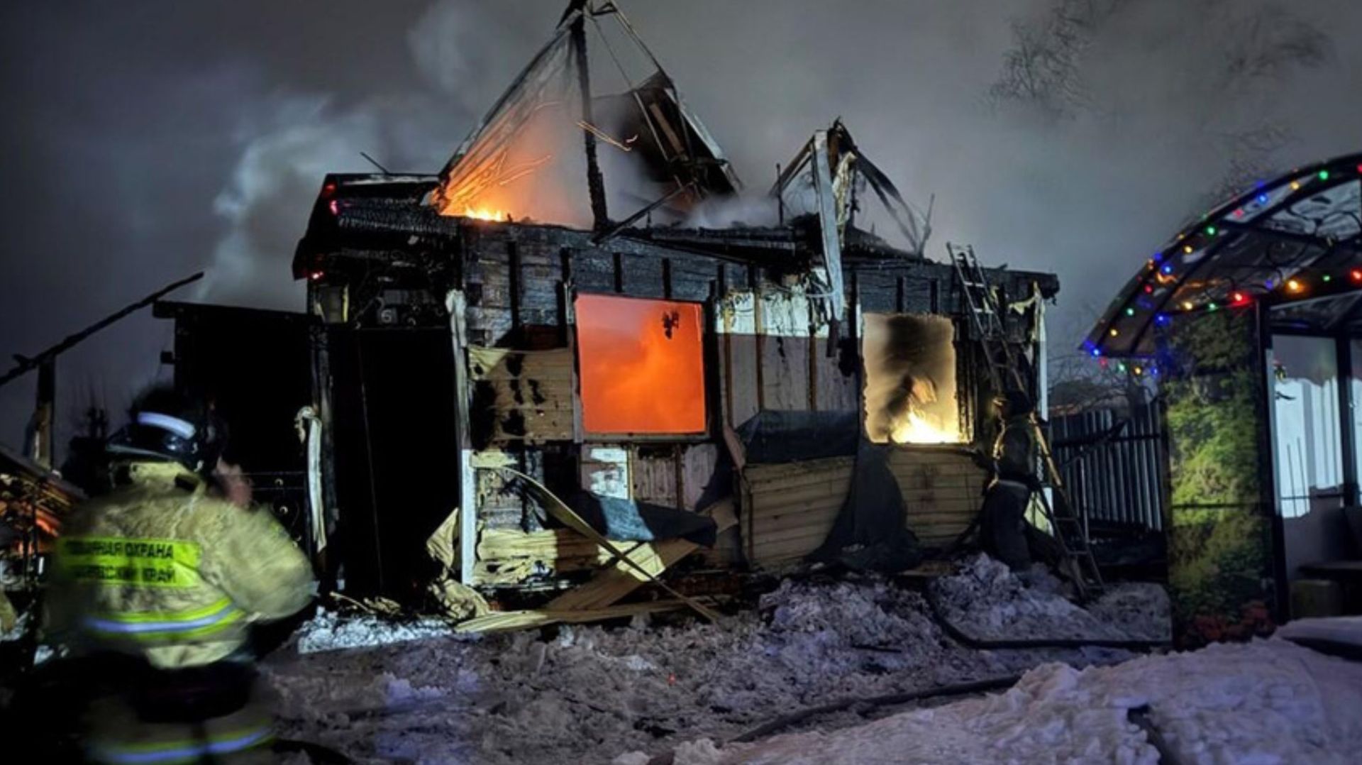 Четыре человека погибли при пожаре в частном доме в Хабаровском крае смотреть онлайн