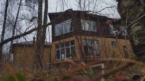 Дерево упавшее на дом убрал с помощью лебедки